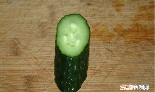 黄瓜切爱心怎么切，怎么把整个黄瓜切成拉花状呢