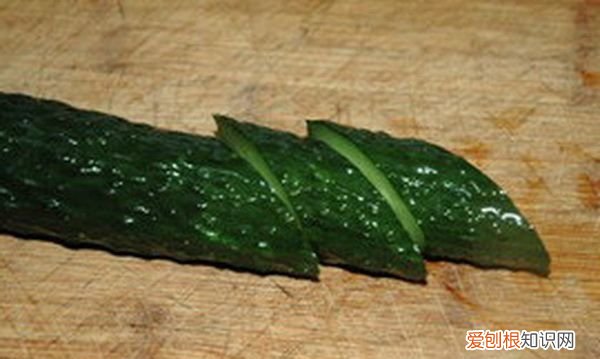 黄瓜切爱心怎么切,怎么把整个黄瓜切成拉花状呢