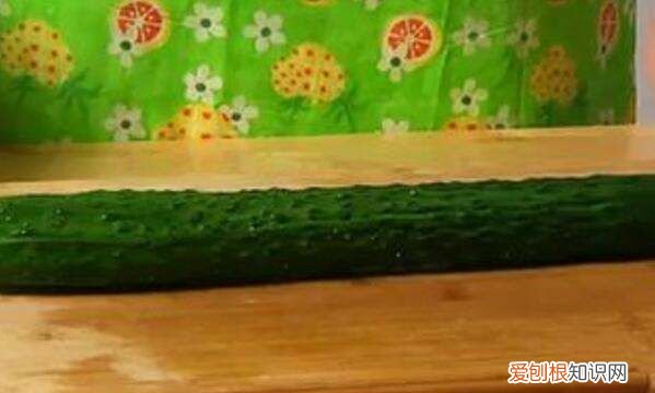 黄瓜切爱心怎么切,怎么把整个黄瓜切成拉花状呢