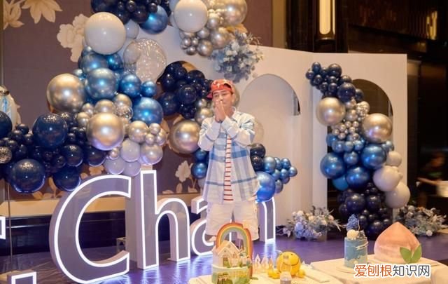 陈小春和应采儿父亲差几岁,陈小春自嘲年龄叫应采儿爸爸