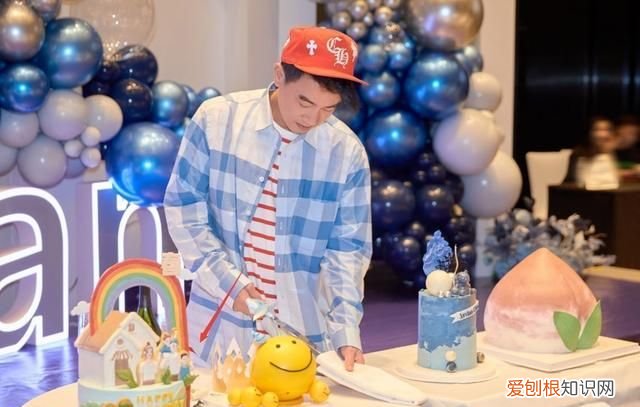 陈小春和应采儿父亲差几岁,陈小春自嘲年龄叫应采儿爸爸