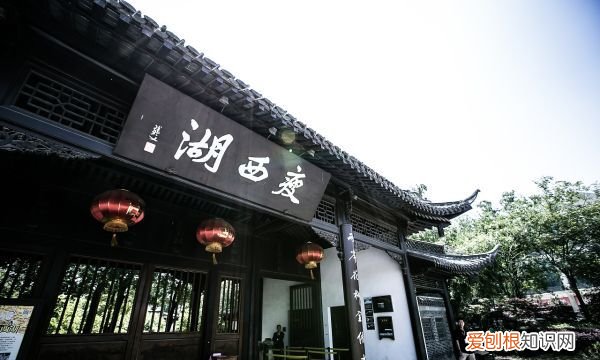 上午皮包水下午水包皮，早上皮包水晚上皮包水什么意思