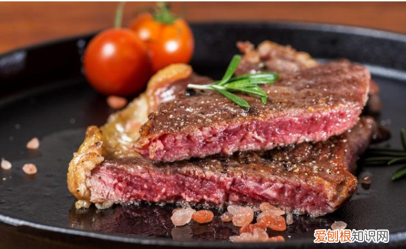 煎牛排放油，煎牛排要用什么黄油煎出来好吃