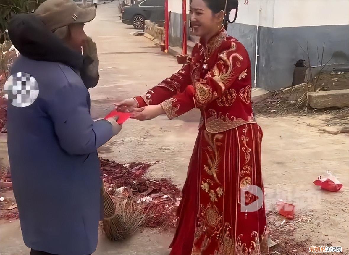 婚礼当天新娘给清洁工大叔双手递上红包