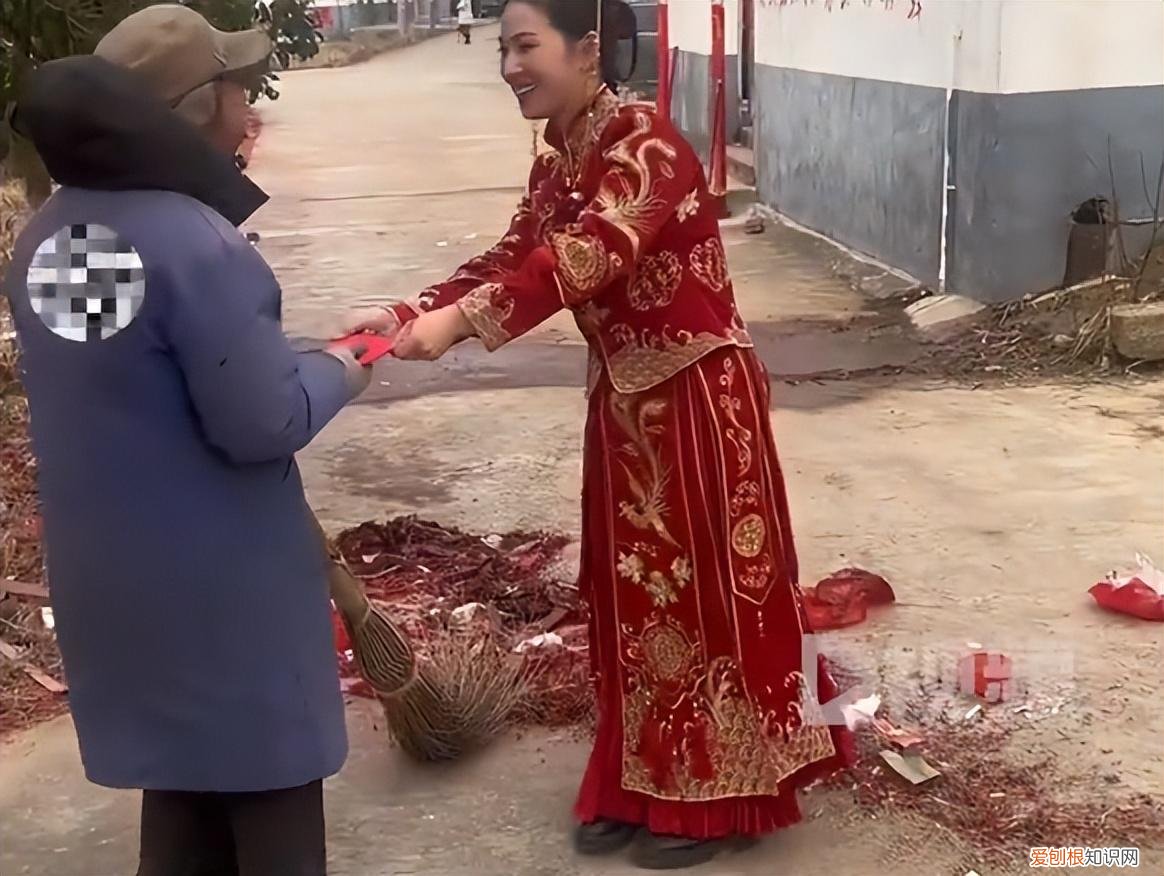 婚礼当天新娘给清洁工大叔双手递上红包