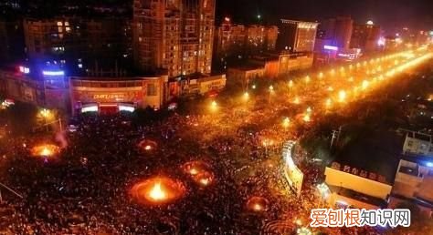 万人空巷的意思，万人空巷形容什么场景