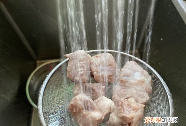 鲍鱼烧排骨的家常做法，鲍鱼可以和排骨同时下锅