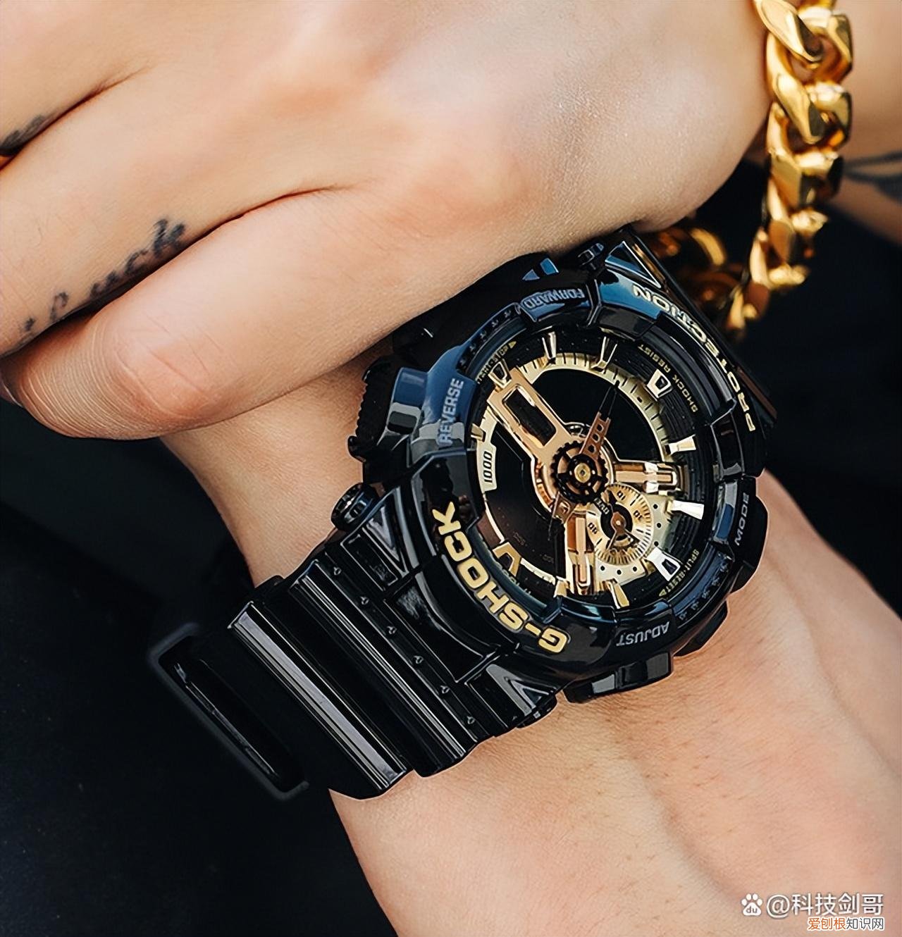 卡西欧GA-110GB-1A黑金运动腕表