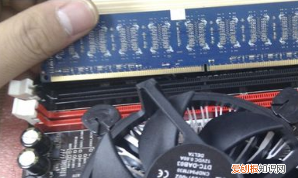 台式机电脑怎么安装内存条