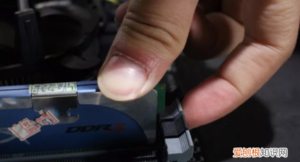 台式机电脑怎么安装内存条