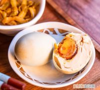 生熟咸鸭蛋怎么区分，买回来的咸鸭蛋包裹泥土是熟的