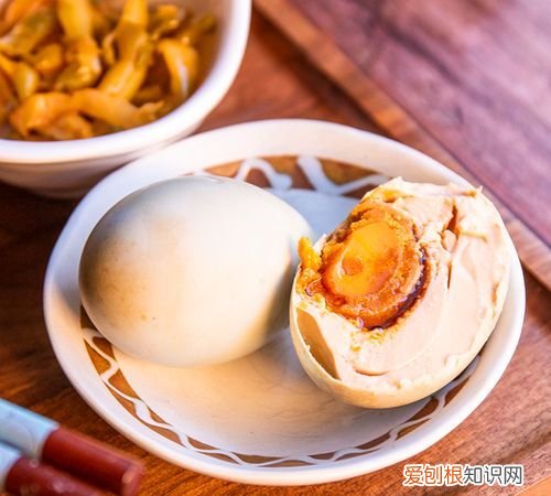 生熟咸鸭蛋怎么区分,买回来的咸鸭蛋包裹泥土是熟的