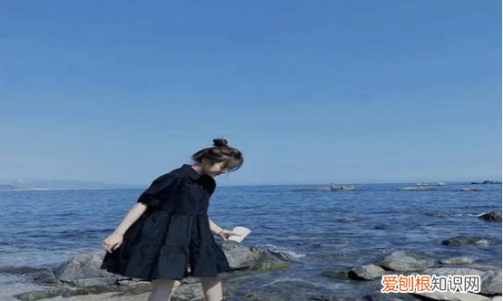 海边度假穿什么衣服，去海边玩选择什么样的衣服最适合女生