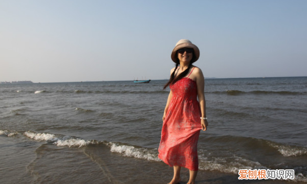 海边度假穿什么衣服，去海边玩选择什么样的衣服最适合女生