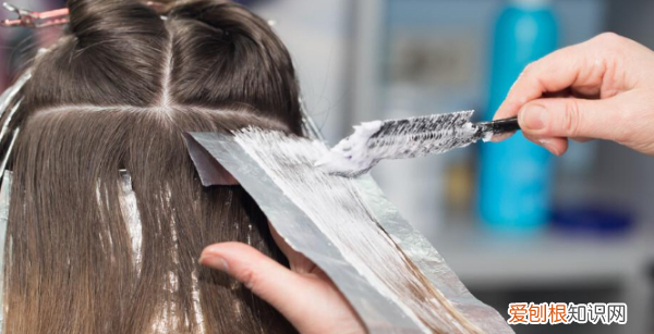 染发膏弄到脸上怎么洗掉，染发膏弄衣服怎么才能洗掉呢