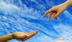 花要叶扶下一句是什么，花要叶扶后面一句是什么