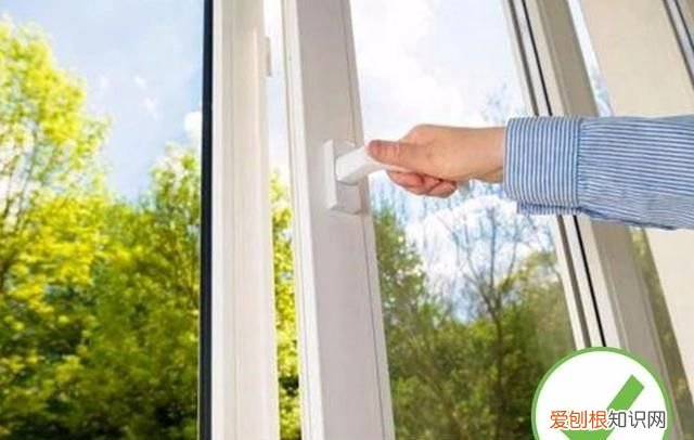 怎么能让蟑螂整窝团灭 灭蟑第一步找准蟑螂巢穴