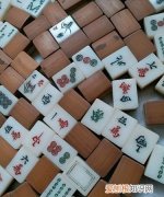 一副麻将108张对吗，一副麻将每人摸多少张