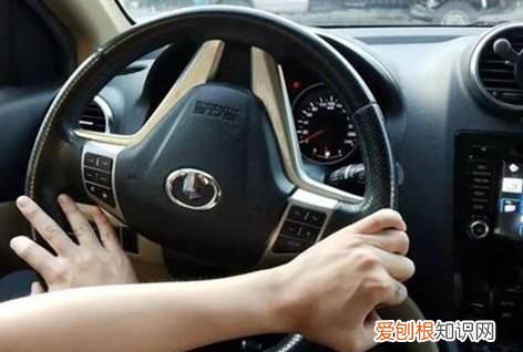 开车倒车不知道往哪个方向打，开车往左边倒车怎么打方向盘