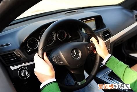 开车倒车不知道往哪个方向打，开车往左边倒车怎么打方向盘