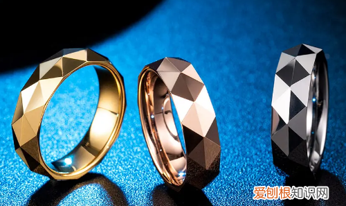 戒指带在中间指什么,中间手指戴戒指的意义右手