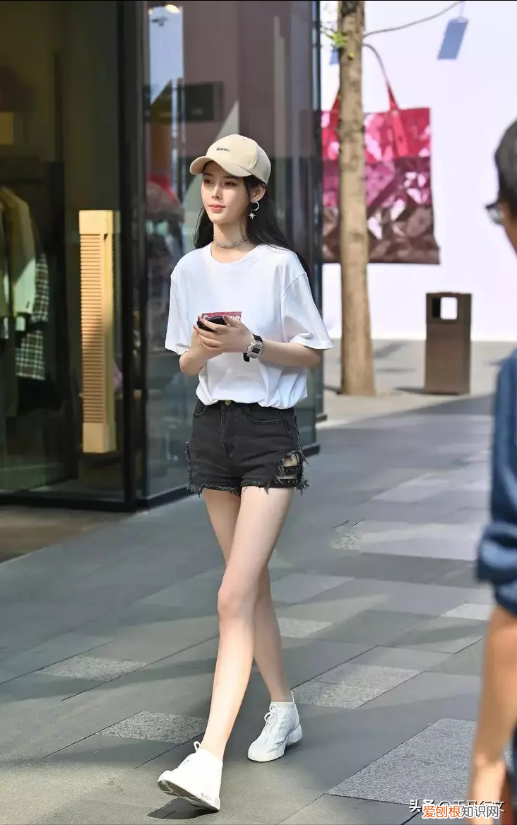 黑色牛仔裤搭配什么上衣