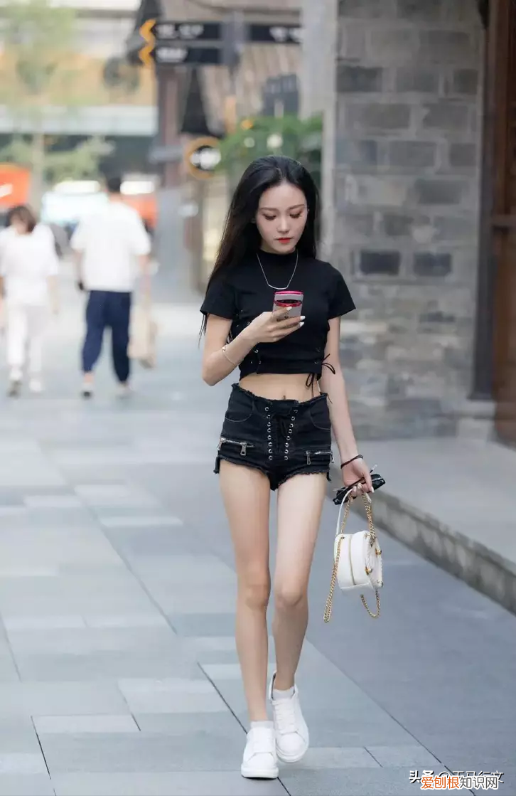 黑色牛仔裤搭配什么上衣