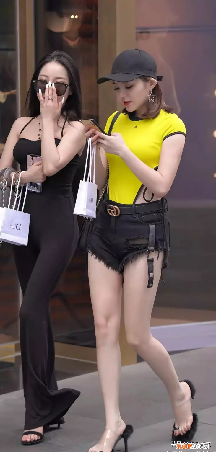 黑色牛仔裤搭配什么上衣