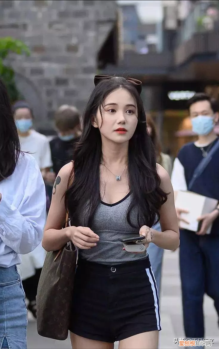 黑色牛仔裤搭配什么上衣