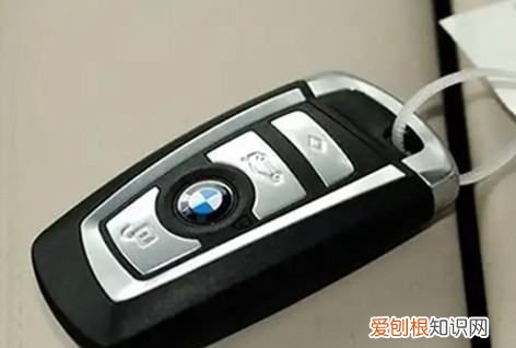 宝马钥匙换电池的过程视频,如何拆卸宝马车钥匙的遥控器电池