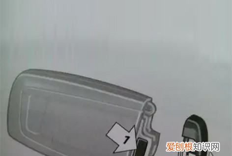 宝马钥匙换电池的过程视频,如何拆卸宝马车钥匙的遥控器电池