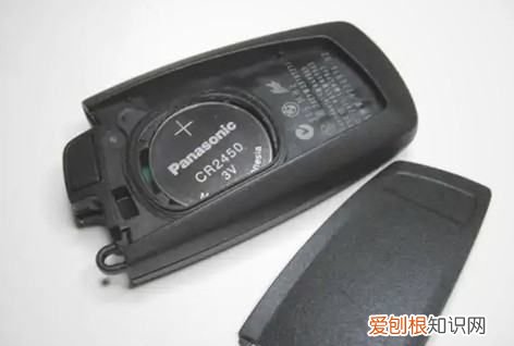 宝马钥匙换电池的过程视频,如何拆卸宝马车钥匙的遥控器电池