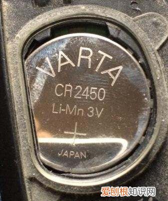 宝马钥匙换电池的过程视频，如何拆卸宝马车钥匙的遥控器电池