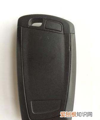 宝马钥匙换电池的过程视频，如何拆卸宝马车钥匙的遥控器电池