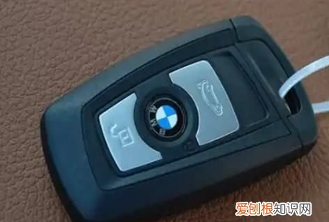 宝马钥匙换电池的过程视频,如何拆卸宝马车钥匙的遥控器电池