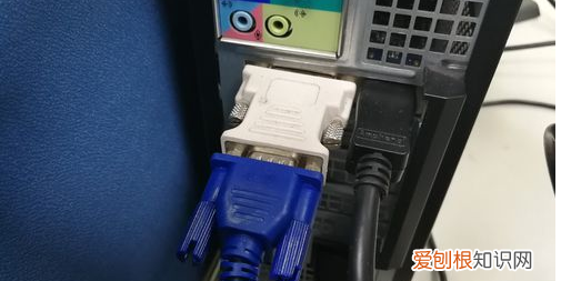 电脑怎么分屏2个显示窗口，电脑显示器怎么实现分屏操作