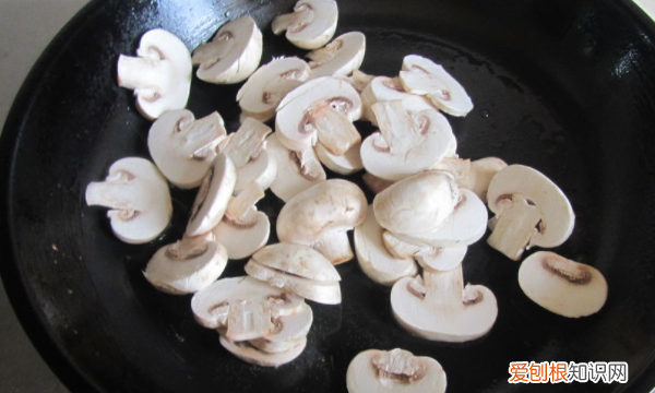 口蘑里面发黑了还能吃,口蘑里面一圈黑色能吃吗