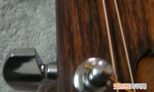 如何给民谣吉他换弦