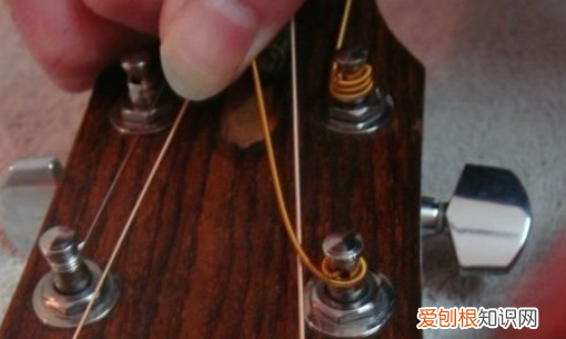 如何给民谣吉他换弦