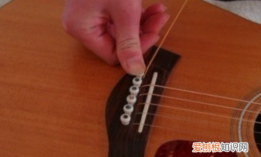 如何给民谣吉他换弦