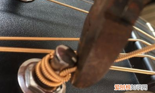 如何给民谣吉他换弦