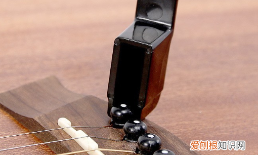 如何给民谣吉他换弦