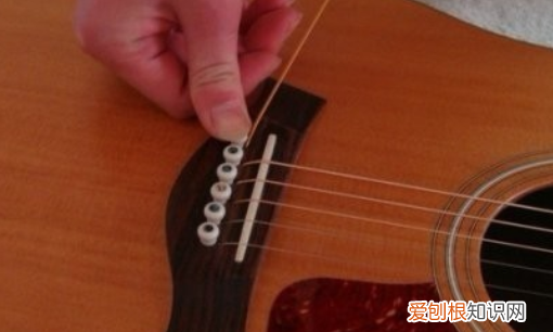 如何给民谣吉他换弦