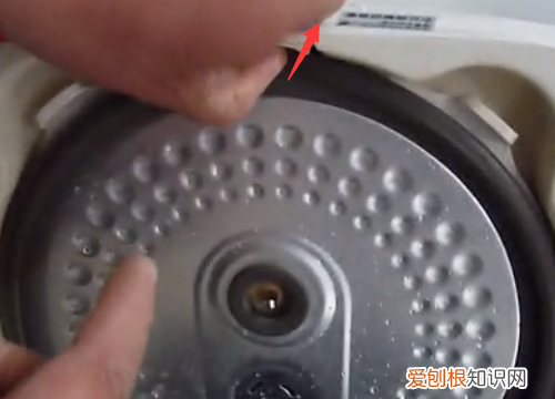 怎么拆卸和安装电饭煲内盖,九阳电饭锅盖子怎么拆图解
