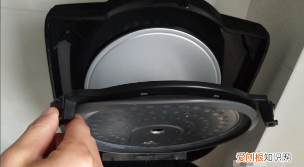 怎么拆卸和安装电饭煲内盖，九阳电饭锅盖子怎么拆图解
