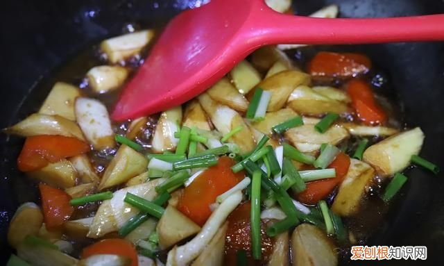 茭白里面有黑点能吃吗应该怎么吃 茭白里面的黑点是什么能吃吗