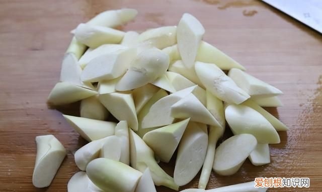 茭白里面有黑点能吃吗应该怎么吃 茭白里面的黑点是什么能吃吗