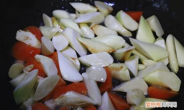 茭白里面有黑点能吃吗应该怎么吃 茭白里面的黑点是什么能吃吗