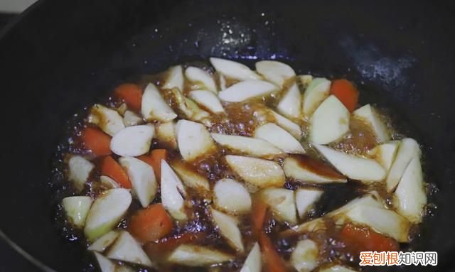 茭白里面有黑点能吃吗应该怎么吃 茭白里面的黑点是什么能吃吗