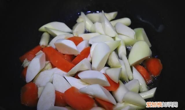 茭白里面有黑点能吃吗应该怎么吃 茭白里面的黑点是什么能吃吗